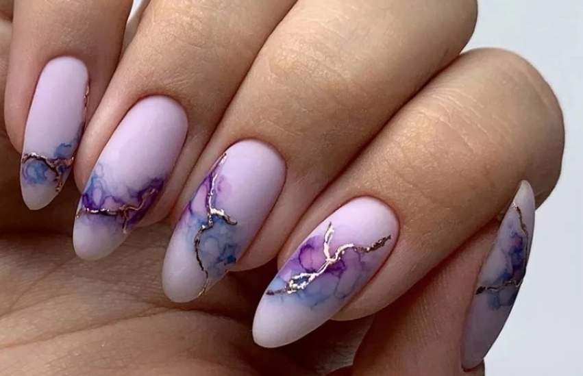 Мраморные ногти фиолетовые